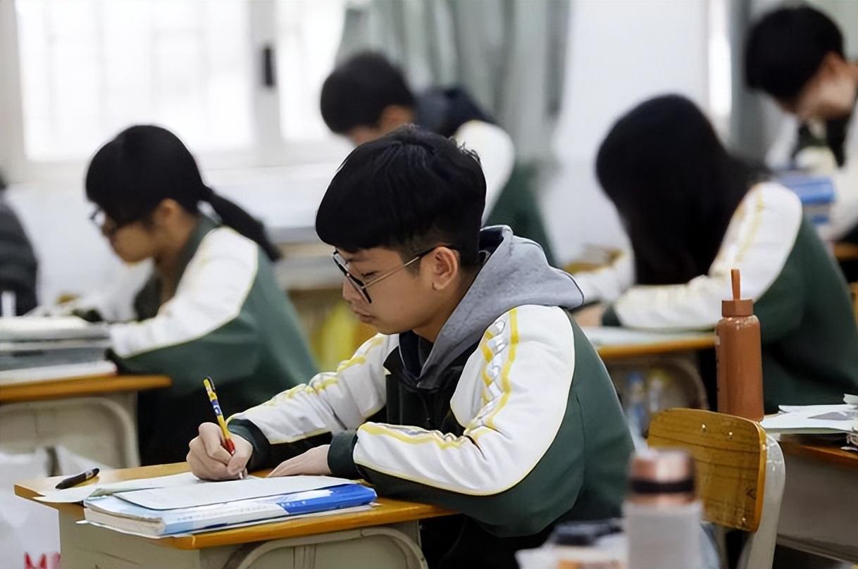 学校上课图片（技校学生晒出上课照片）