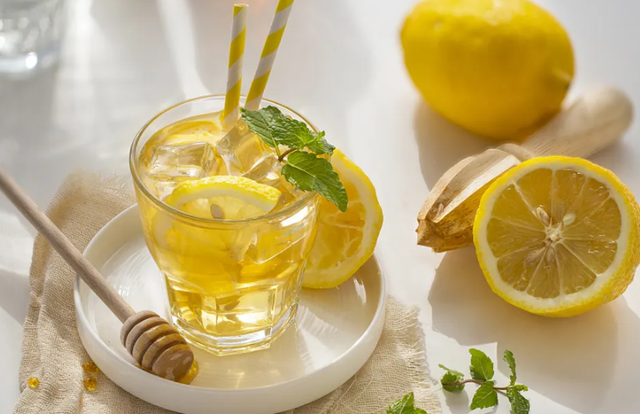 女人喝什么茶最好，女人平时喝什么茶好（建议女人：多喝这5种“鲜茶”）