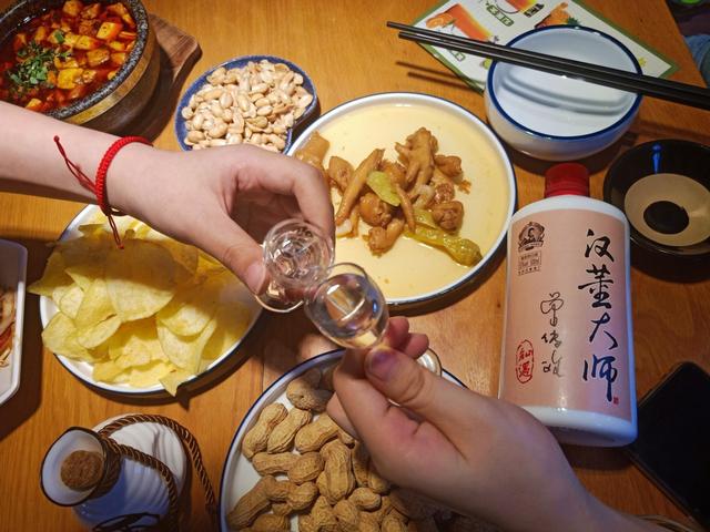 两家亲家聚餐开场白，两家吃定亲饭开场白（说什么开场白能显得大方得体）