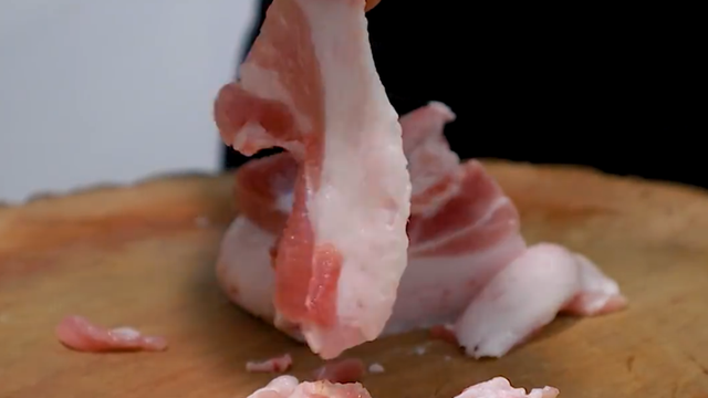 新鲜肉怎么炒好吃，炒菜的肉怎么炒好吃（生爆五花肉的家常做法）