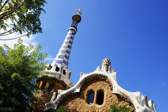 西班牙巴塞罗那，西班牙首都哪马德里还是巴塞罗那（巴塞罗那的高迪建筑历史文化、简介）