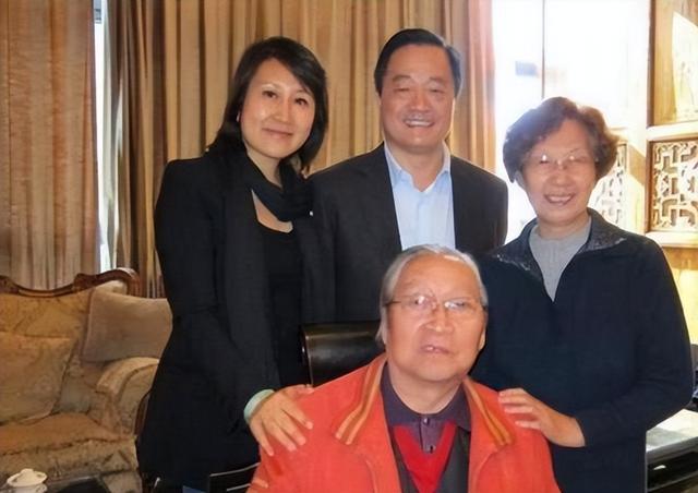 张凯丽与富豪老公逛夜市，穿百元T恤甜蜜牵手，结婚26年仍似热恋