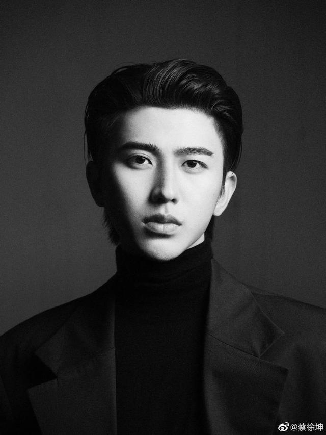 可爱帅气的蔡徐坤舞台图片精选 喜欢他的举个手呀，蔡徐坤照片高清帅气可爱（蔡徐坤帅照合集，简直不要太帅）