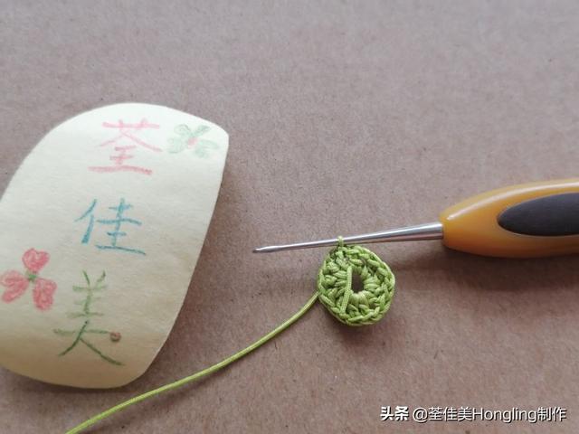 钩针编织小花朵，钩针编织花朵简单易学（新手半个小时就可以钩出来送给自己）