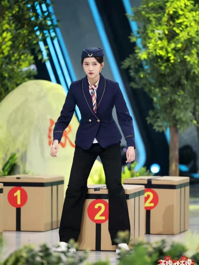 关晓彤在哪部电影中饰演空姐，关晓彤扮演的空姐（制服美女再次上线）