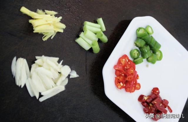 油焖大虾要怎么做，油焖大虾怎么做的（鲜香入味又酥脆）