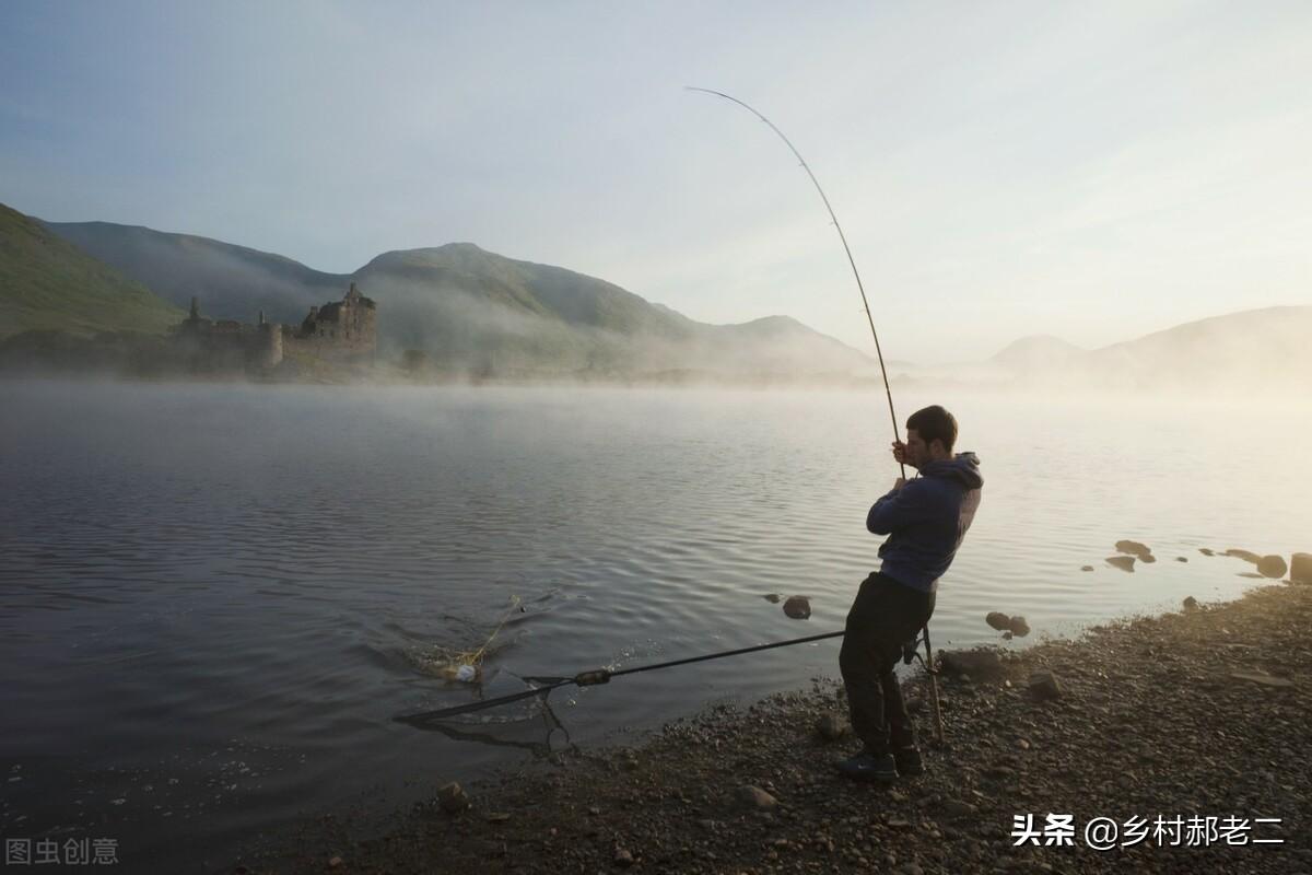 农村大叔野钓引热议：是乡土乐趣还是破坏生态？网友吵翻了
