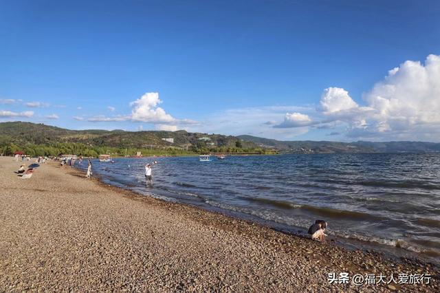 这是一座位于抚仙湖东北岸的自然景区(成人门票30元/人,有的附近酒店