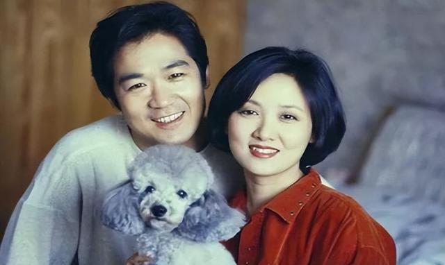 61岁穿婚纱，一生无子，放弃事业的邓婕与张国立的爱情故事