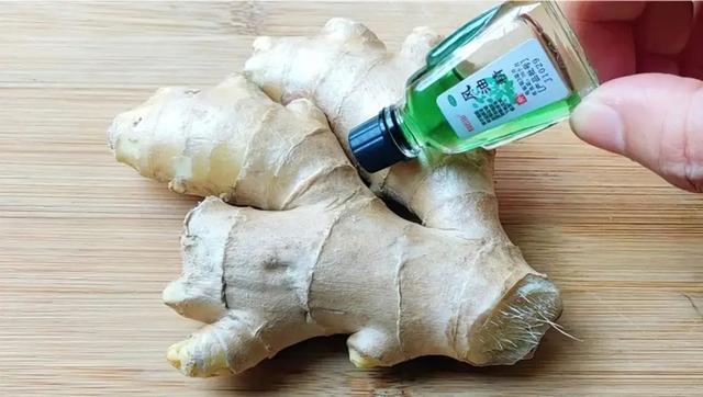 风油精怎么驱蚊子最有效，风油精的神奇妙用、夏天驱蚊好方法！（把1瓶风油精倒在生姜上）