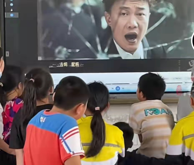 爱国歌曲100首适合小学生唱的，爱国歌曲100首适合小学生唱的歌词（小学生版《孤勇者》火了）