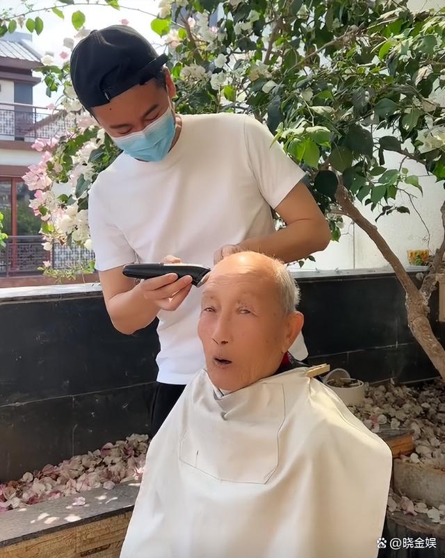 歌手徐子崴简介，平日里不仅给爷爷亲手搓澡还亲自给爷爷剃头