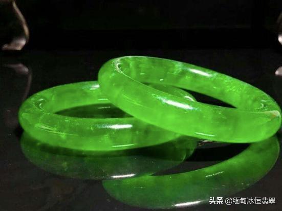 翡翠颜色等级和图片，翡翠的辨别和等级的划分（翡翠中常见的十种颜色）