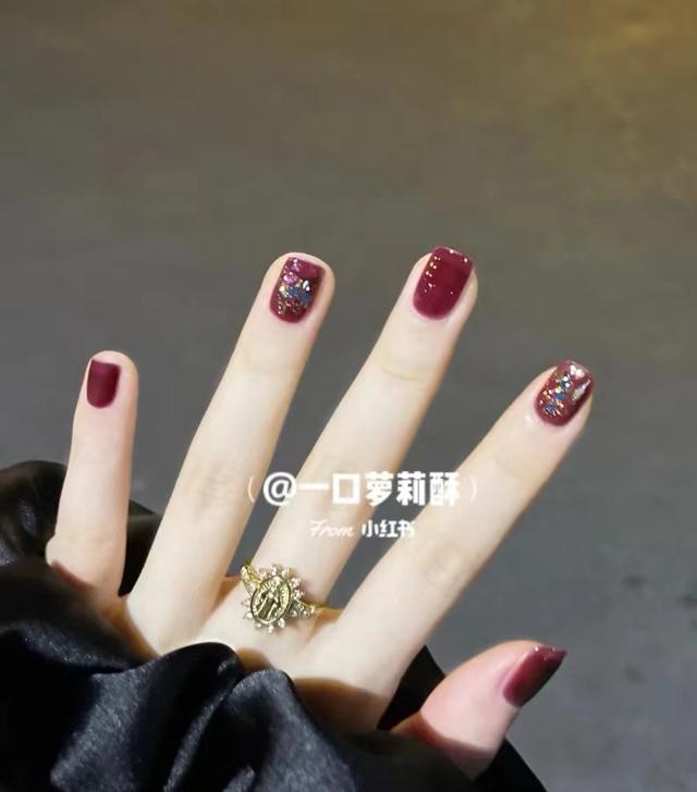 美甲纯色显手白图片，超显手白的美甲颜色（一些显白又有点小心机的美甲款式）