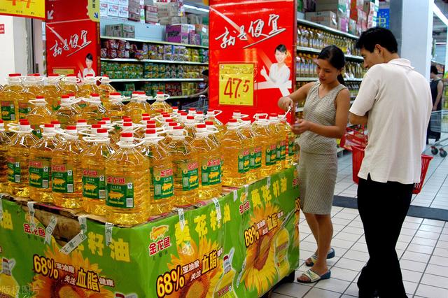 什么是精炼植物油，精炼植物油是植物油吗（认准桶上“3行字”）