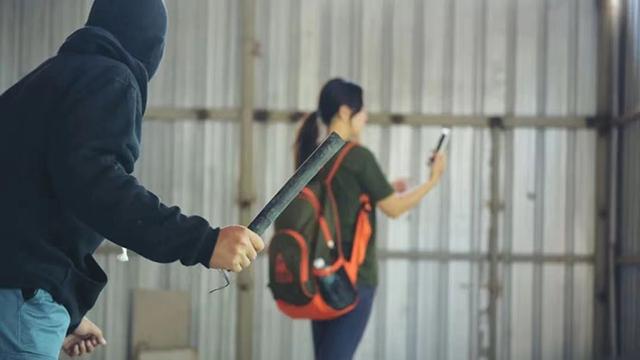 防狼电击棒有多厉害，适合女孩子使用的防身防狼武器有哪些