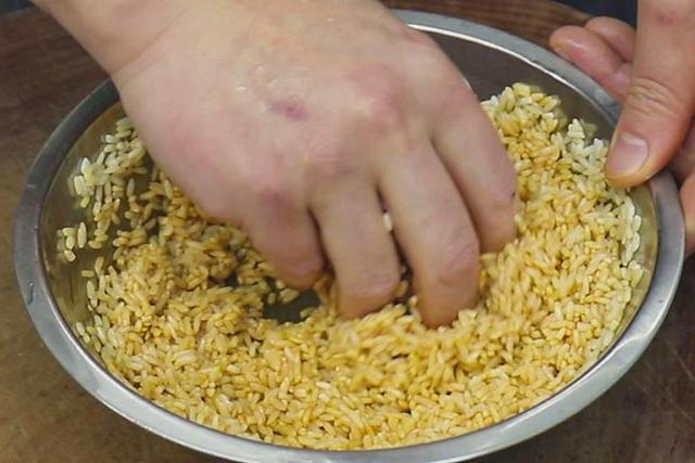 猪排骨怎样做好吃，排骨的正确做法最简单的（香到骨头里）