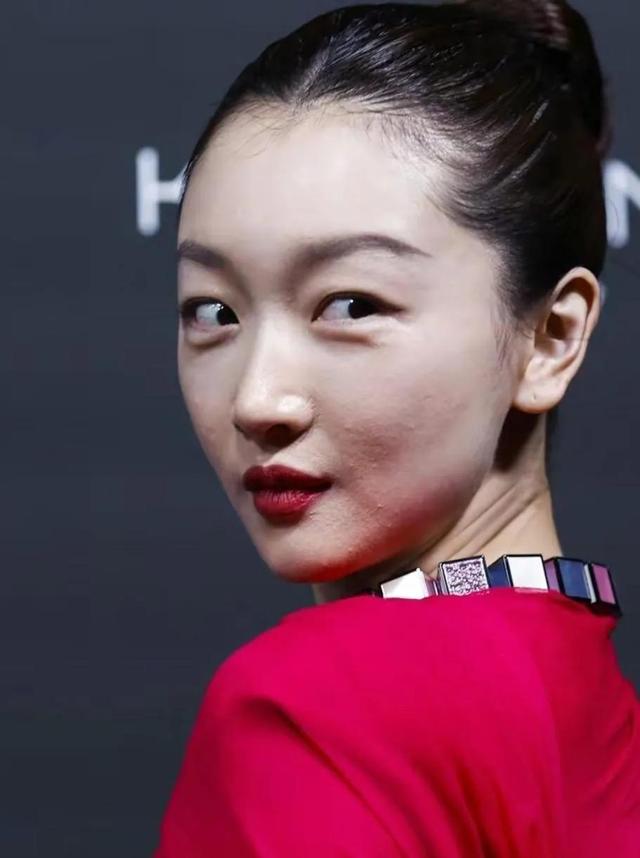 周冬雨多少岁了今年多大，32岁周冬雨被质疑面相变了