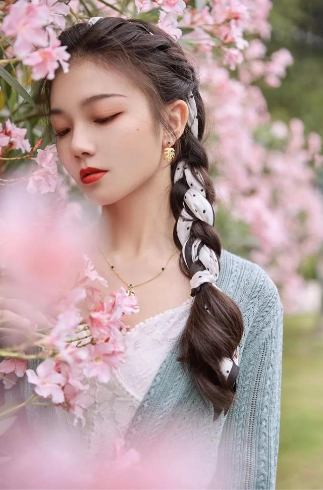 圆脸适合什么眼镜，圆脸适合什么眼镜框女（不同脸型适合什么样的配饰）