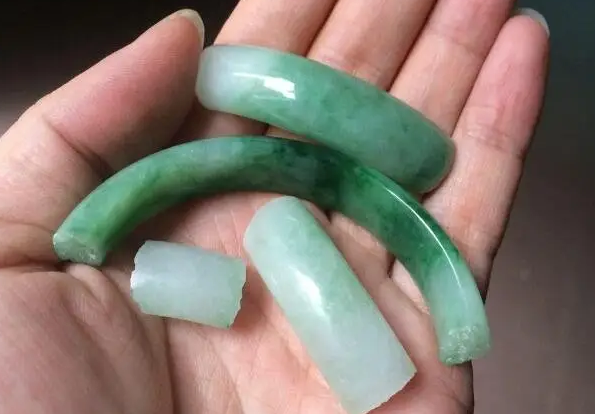 女生银手镯应该戴在哪只手上，女生银手镯戴哪个手（手镯戴左手还是右手）