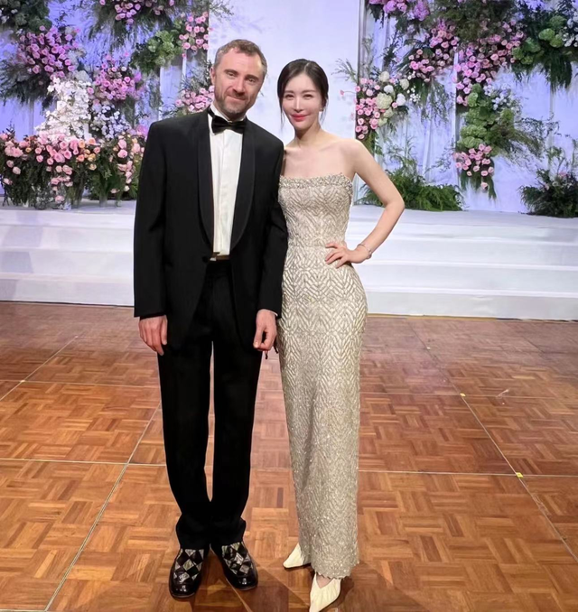 王石的老婆田朴珺身材有多好，蜂腰翘臀太吸睛