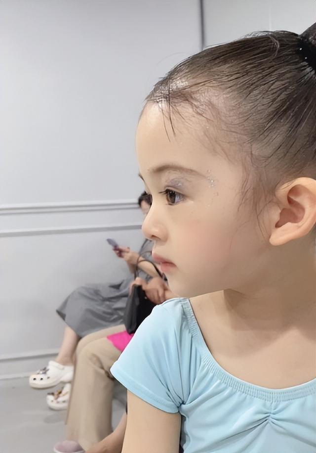 樊少皇长女多大，五官精致混血感十足