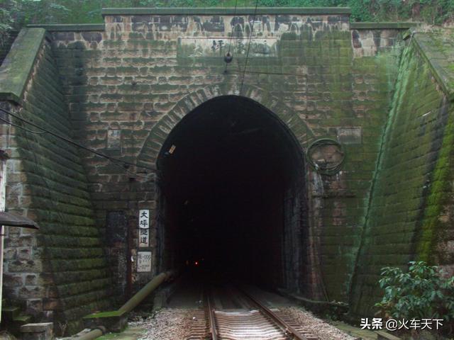 沙坪坝哪个出口离高铁站最近，沙坪坝高铁站离西站有多远（曾经是襄渝客车进出重庆站的必经之路）