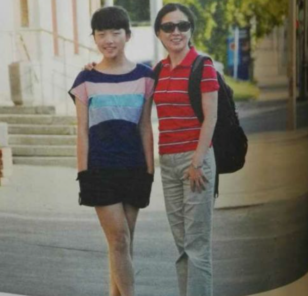 倒追老公恩爱30年，黄菡年轻时（倒追老公恩爱30年无绯闻）