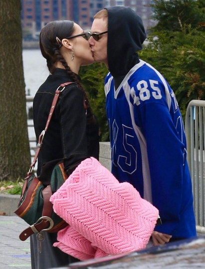 美女露%100的奶头无挡动态图，25岁超模贝拉约会衣着超大胆