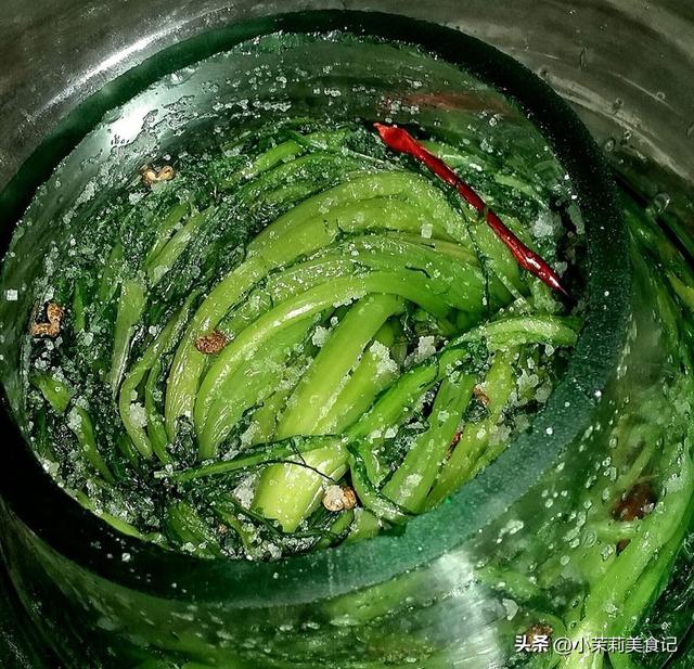 雪菜的腌制方法，雪菜的腌制过程（只放盐容易发黄变质）