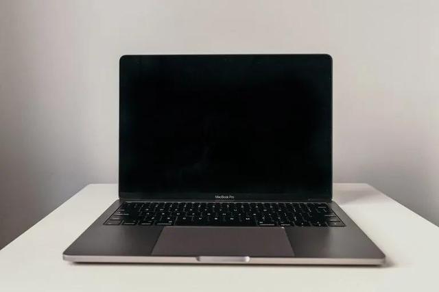 电脑屏幕怎么擦，电脑屏幕脏了能用水擦吗（如何正确地清洁笔记本电脑屏幕）