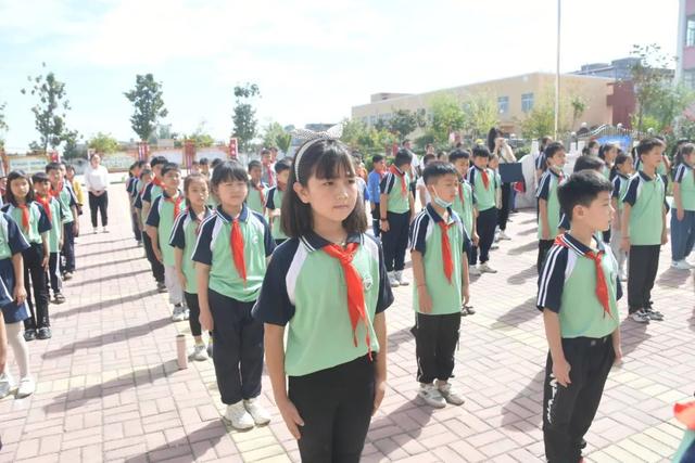 一年级少先队入队礼物，六一儿童节活动方案（石佛寺镇尚营小学举行少先队新队员入队仪式）