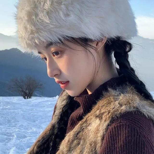 不该沉默时沉默，微信头像，全都怪我，不该沉默时沉默，该勇敢时软弱。（沉默不是没情绪只是觉得说出来没意义）