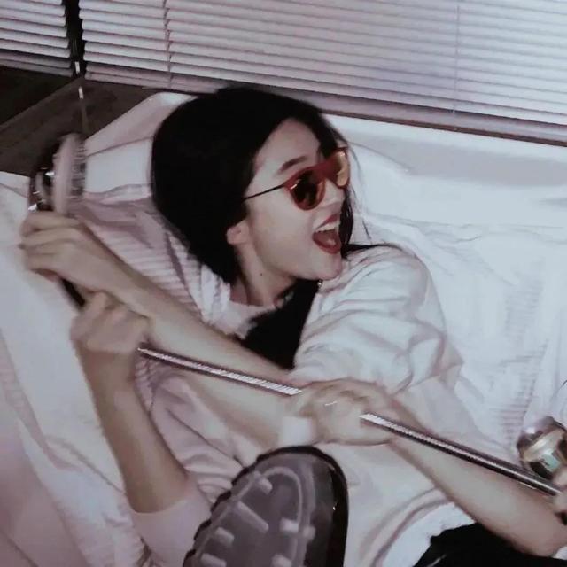 白色背景女生动漫头像 念七微信，白色背景女生动漫头像 念七（白色系女生头像）