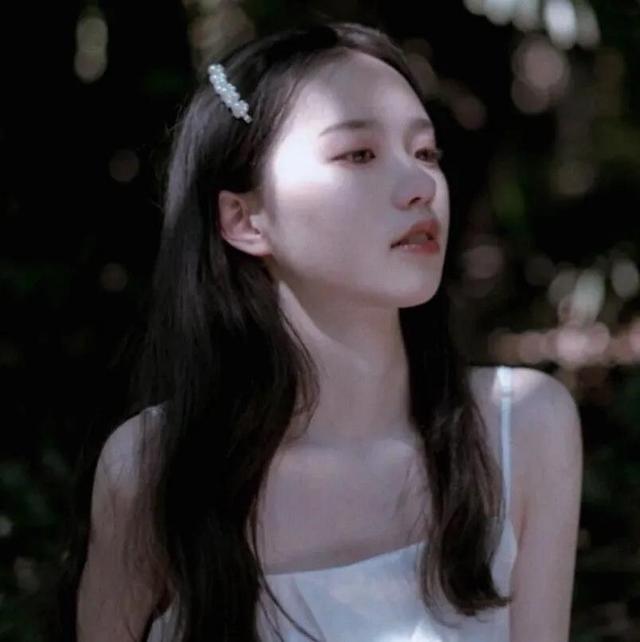 白色背景女生动漫头像 念七微信，白色背景女生动漫头像 念七（白色系女生头像）