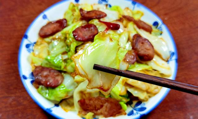 包菜怎么炒才好吃，包菜如何炒得更好吃（炒包菜别直接下锅炒）