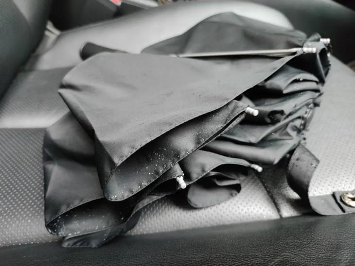 自动伞怎么打开和关上，全自动伞的打开方法（收伞不湿身）