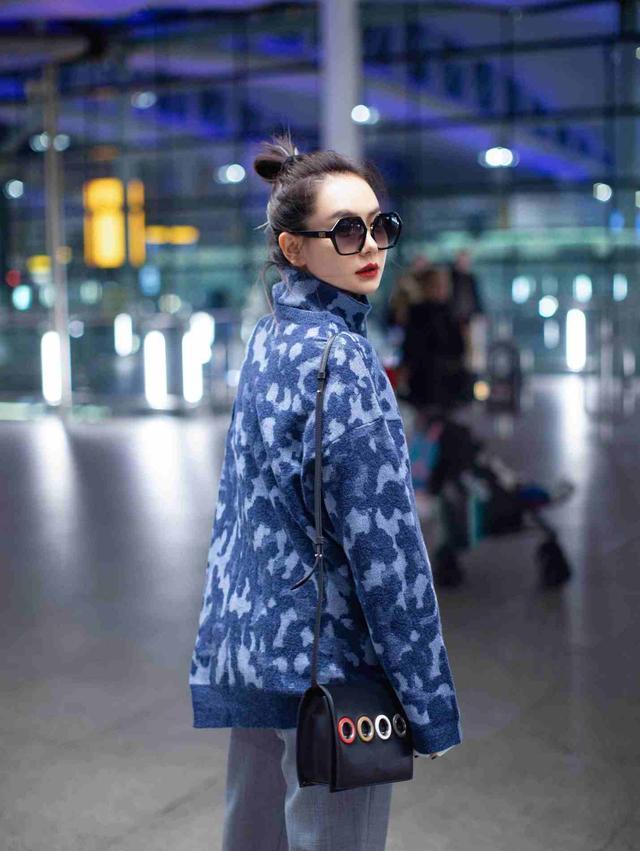 灰色上衣配什么裤子，灰色上衣配什么裤子颜色好看（一眼看去尤为吸睛醒目）