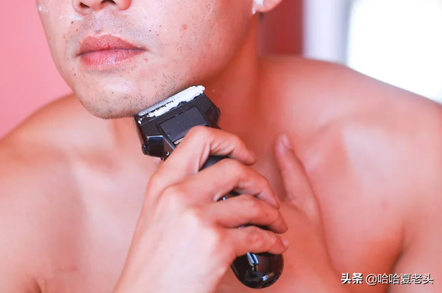 电动剃须刀怎么用，电动剃须刀怎么用不会刮伤（如何使用电动剃须刀剃须）