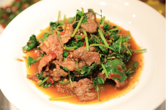 牛肉最适合搭配什么吃，牛肉可以搭配什么吃（这个做法真的好吃到哭）
