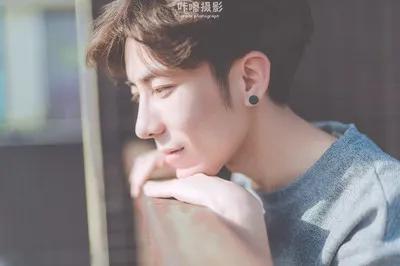 男生喜欢你的潜意识动作，男生喜欢你的潜意识动作有哪些呢（才会掩饰不了这些肢体反应）