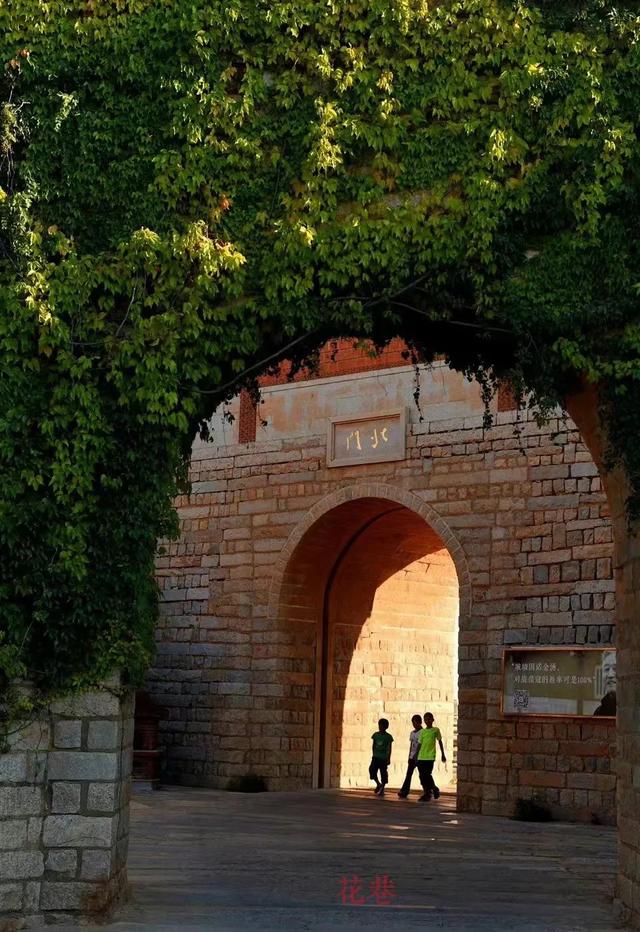 一句简短的海边句子，海边美句简短（到溜江踩沙逐浪去）