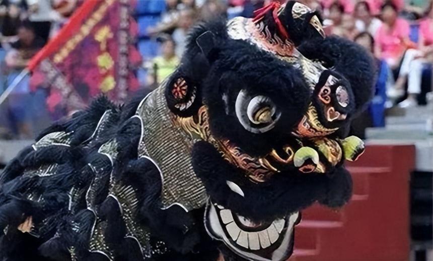 张飞狮以黑色为主调,配以灰白花纹,青鼻,黑色绒球,留短须,名为"牙刷须