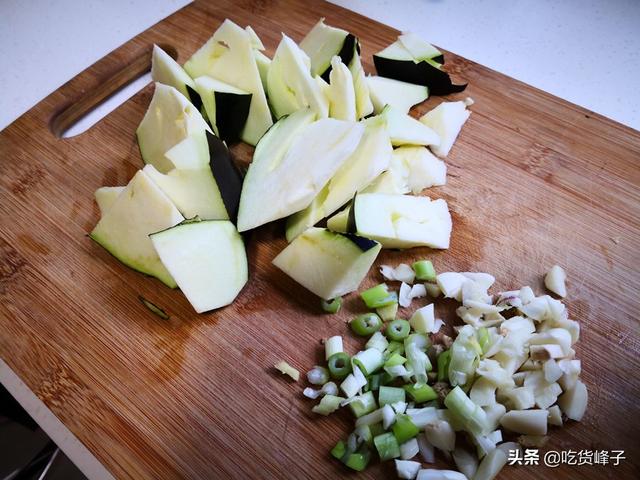 炸好的鱼怎么炖好吃又简单（鲅鱼和这2样食材一起炖）