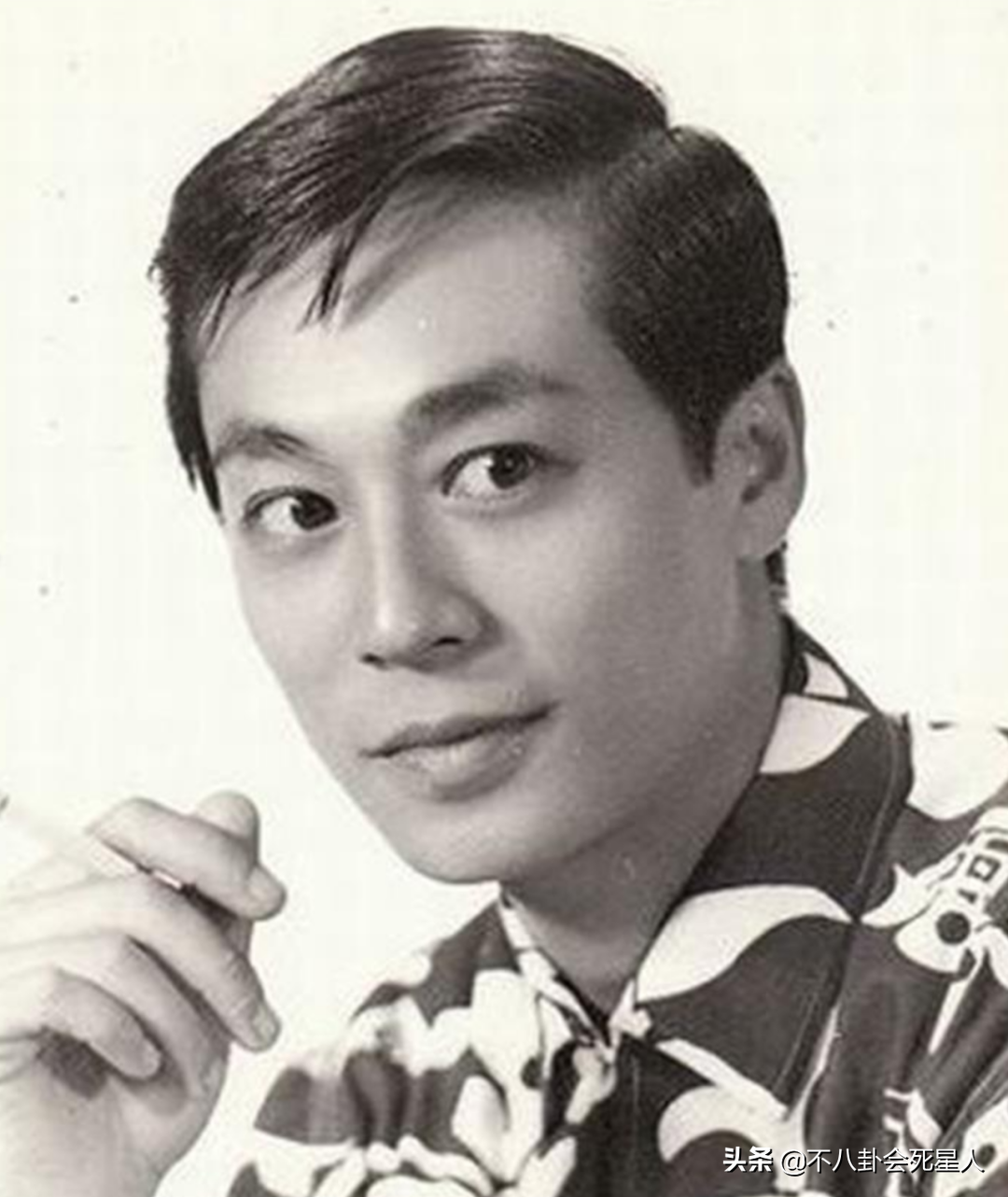 67曾江突然离世:60岁三婚,81岁被谢霆锋爸爸掌掴,一生精彩-质信十强