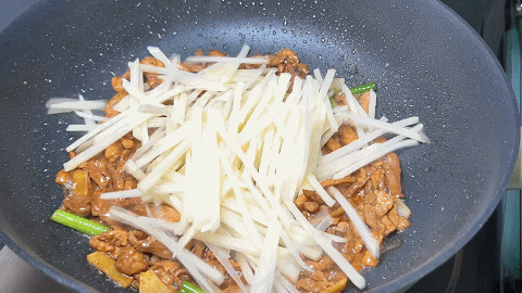 肉炒土豆丝怎么炒好吃，土豆丝炒肉怎样炒好吃（土豆肉丝在家这样做）