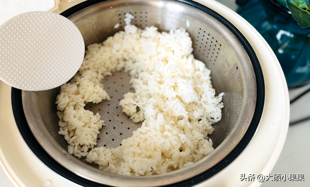 沥米饭煮多久沥起来，沥米饭怎么煮好吃（仿佛一下子回到了当初那个炊烟袅袅的乡村）