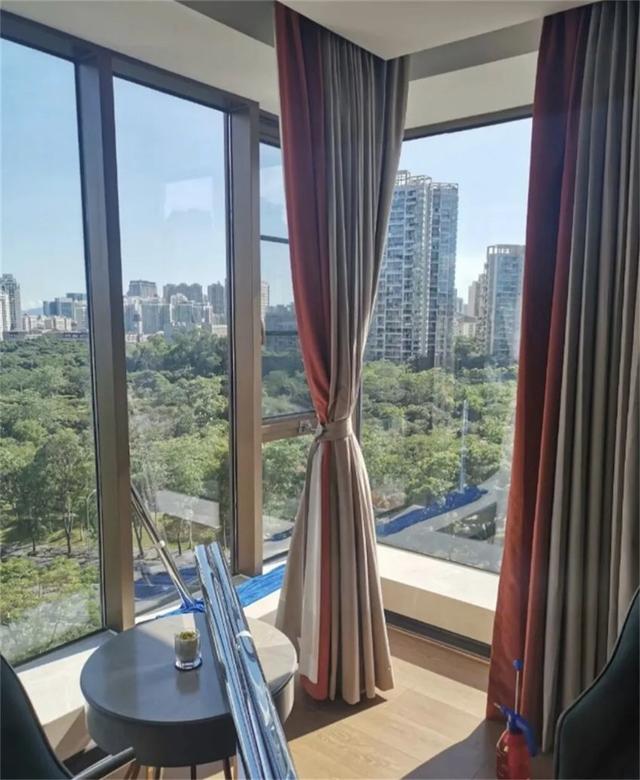 西晒的房子如何解决夏天热的问题，解决房屋西晒问题有妙招（建议给玻璃贴上这种“膜”）