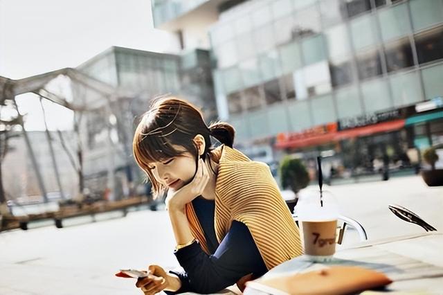 睡前发的句子朋友圈，适合在睡觉前发朋友圈的句子（睡前简短精辟的一句话）