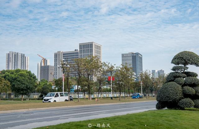 城市套路深的幽默句子，男女幽默聊天的对话（距离市中心超过40公里）